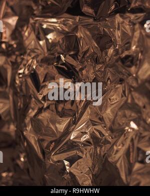 Una superficie con molte facce. Argento lucentezza metallica. Crumpled foil. Abstract fotografia di sfondo Foto Stock