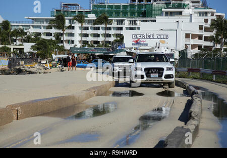 La famosa spiaggia di Maho in Sint Maarten, dopo i grandi onde hanno coperto la strada in sabbia e prima della trippers giorno arrivano da navi da crociera. Foto Stock