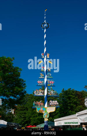 Monaco di Baviera, Germania. Agosto 21, 2018. Vista di un Maypole bavarese sul Viktualienmarkt un mercato di prodotti alimentari giornaliero e una piazza nel centro di Monaco di Baviera Foto Stock