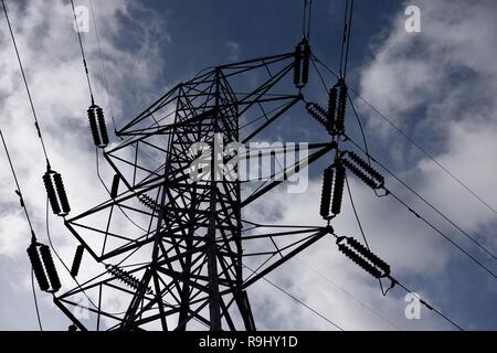 Torre di trasmissione elettrica e linee elettriche ad alta tensione contro cielo e nuvole in Colombia, Sud America Foto Stock