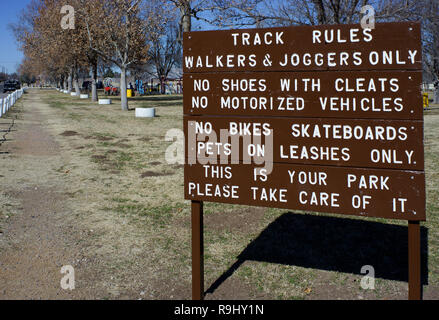 Cartello che vieta di alcune attività di Kokernot City Park, Alpine, West Texas Foto Stock