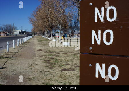 Cartello che vieta di alcune attività di Kokernot City Park, Alpine, West Texas Foto Stock