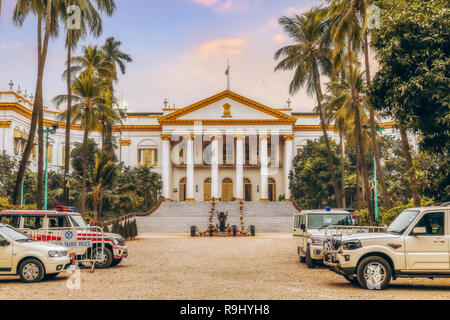 Casa del governatore è un famoso punto di riferimento della città e la classica città antica architettura coloniale struttura che ospita il governatore del Bengala Occidentale in India. Foto Stock