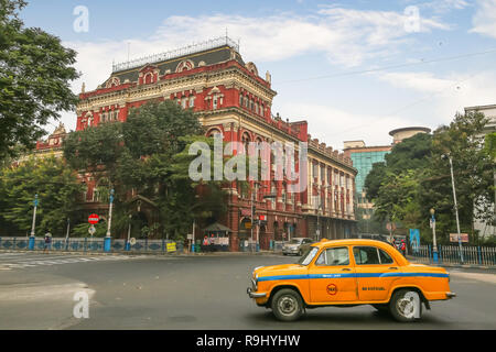 Vintage Yellow taxi di prima mattina strada della città con vista del governo antichi scrittori coloniale edificio in background. Foto Stock