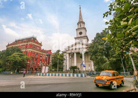 Taxi giallo nella parte anteriore del St Andrews Kirk e antico governo coloniale Segretariato edificio con vista di mattina presto city road. Foto Stock