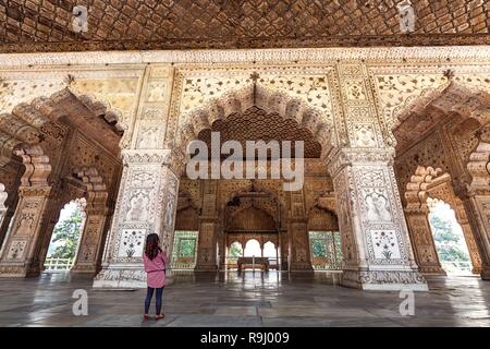 Turista femminile al Red Fort Delhi con bianco intricate sculture in marmo e interno opere d'arte. Foto Stock
