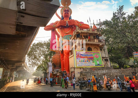 Hanuman tempio vicino Karol Bagh Delhi con il gigante 108 piedi statuto del Signore Hanuman con vista della città di Delhi road a sunrise. Foto Stock