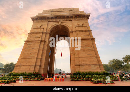 India Gate war memorial a Delhi il Rajpath strada in vista ravvicinata di sunrise. Foto Stock