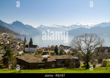 Bella vista sul villaggio svizzero di Weggis vicino al lago di Lucerna con ancora Alpi innevate sullo sfondo Foto Stock