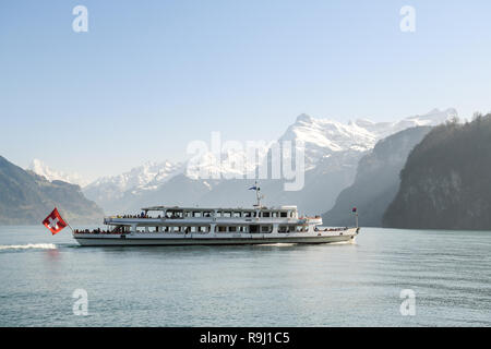 BRUNNEN, Svizzera - Aprile 7, 2018: nave da crociera con i turisti sul Lago di Lucerna vicino a Brunnen in Svizzera durante la primavera 2018 Foto Stock