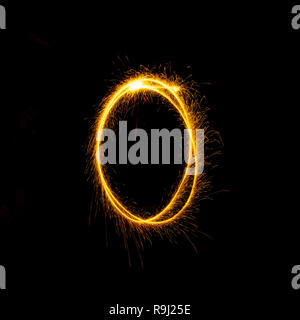 I numeri da 0 a 9 creato utilizzando un sparkler isolati su sfondo nero Foto Stock