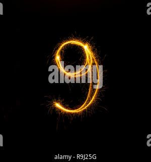 I numeri da 0 a 9 creato utilizzando un sparkler isolati su sfondo nero Foto Stock