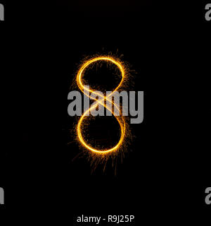 I numeri da 0 a 9 creato utilizzando un sparkler isolati su sfondo nero Foto Stock