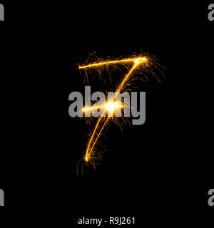 I numeri da 0 a 9 creato utilizzando un sparkler isolati su sfondo nero Foto Stock