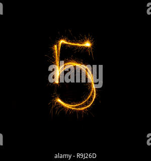 I numeri da 0 a 9 creato utilizzando un sparkler isolati su sfondo nero Foto Stock