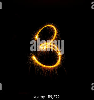 I numeri da 0 a 9 creato utilizzando un sparkler isolati su sfondo nero Foto Stock