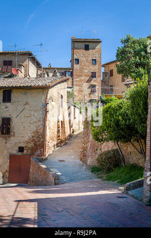 Foto verticale con la vecchia strada di Certaldo Città. Toscana, Italia. Foto Stock