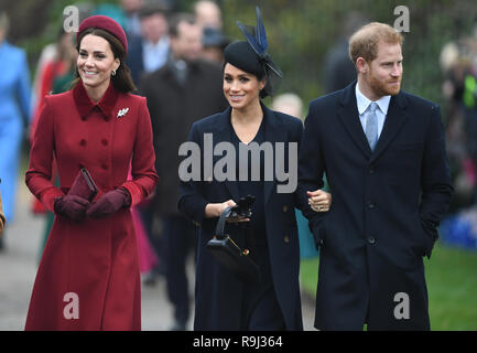 La Duchessa di Cambridge, la Duchessa di Sussex e il Duca di Sussex arrivando a frequentare il giorno di Natale mattina servizio in chiesa a Santa Maria Maddalena Chiesa di Sandringham, Norfolk. Foto Stock