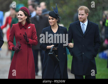 La Duchessa di Cambridge, la Duchessa di Sussex e il Duca di Sussex arrivando a frequentare il giorno di Natale mattina servizio in chiesa a Santa Maria Maddalena Chiesa di Sandringham, Norfolk. Foto Stock