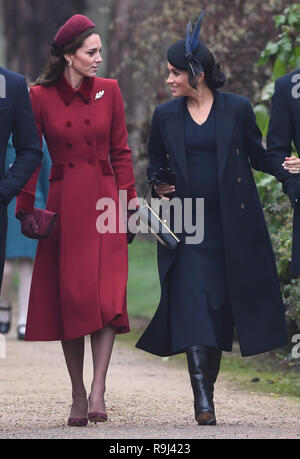 La Duchessa di Cambridge e la Duchessa di Sussex arrivando a frequentare il giorno di Natale mattina servizio in chiesa a Santa Maria Maddalena Chiesa di Sandringham, Norfolk. Foto Stock