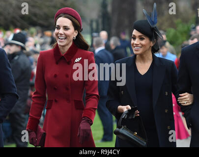 La Duchessa di Cambridge e la Duchessa di Sussex arrivando a frequentare il giorno di Natale mattina servizio in chiesa a Santa Maria Maddalena Chiesa di Sandringham, Norfolk. Foto Stock