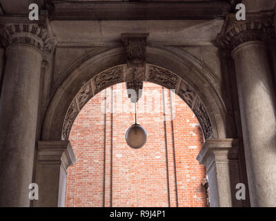 Antico arco ornato di colonne in stile barocco stile di architettura. Nessuno. Foto Stock