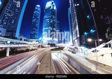 Strada notte in corrispondenza della città di Hong Kong. Abstract di business Foto Stock