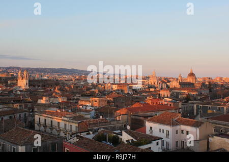 Tetti di Catania al tramonto Foto Stock