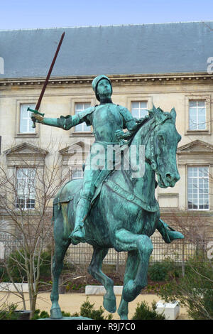 Statua di Giovanna d'arco vicino a Notre Dame de Reims Foto Stock