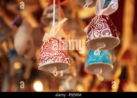 Le campane di souvenir al mercato Foto Stock