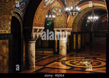 Cripta all'interno Oplenac Mausoleo Reale, noto anche come chiesa di San Giorgio, Topola, Serbia Foto Stock