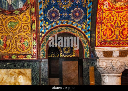 Cripta all'interno Oplenac Mausoleo Reale, noto anche come chiesa di San Giorgio, Topola, Serbia Foto Stock