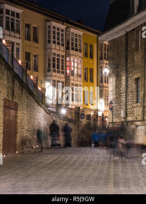 Una lunga esposizione girato durante la notte di candele (Noche de las Velas) nella vecchia città di Vitoria-Gasteiz, Paesi Baschi Foto Stock