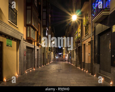 Una lunga esposizione girato durante la notte di candele (Noche de las Velas) nella vecchia città di Vitoria-Gasteiz, Paesi Baschi Foto Stock