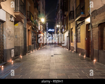 Una lunga esposizione girato durante la notte di candele (Noche de las Velas) nella vecchia città di Vitoria-Gasteiz, Paesi Baschi Foto Stock