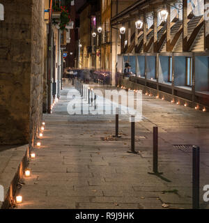 Una lunga esposizione girato durante la notte di candele (Noche de las Velas) nella vecchia città di Vitoria-Gasteiz, Paesi Baschi Foto Stock