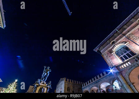 BOLOGNA, Italia - 10 dicembre 2018: luci sono illuminanti monumenti ed edifici in Piazza Maggiore Di Bologna Foto Stock