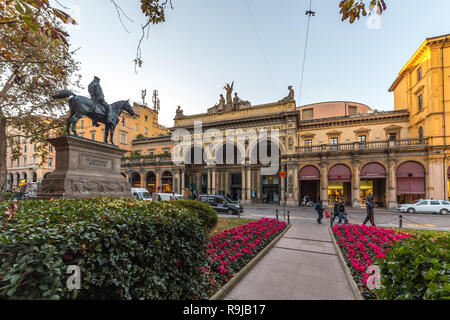 BOLOGNA, Italia - 10 dicembre 2018: la gente camminare nella via dello shopping nel centro storico di Bologna Foto Stock