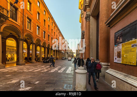 BOLOGNA, Italia - 10 dicembre 2018: la gente camminare nella via dello shopping nel centro storico di Bologna Foto Stock