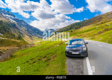 Toyota Avensis T25 nelle Alpi, Fluelapass, Davos, dei Grigioni Svizzera Foto Stock