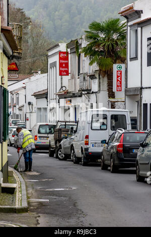 Una piccola scopa per la pulizia in uno spazio stretto Foto stock