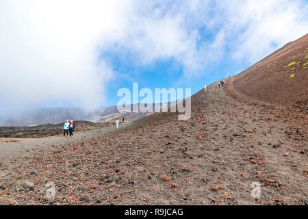 La gente a piedi al Cratere Silvestri Superiori (2001m) sull'Etna, parco nazionale dell'Etna, Sicilia, Italia Foto Stock