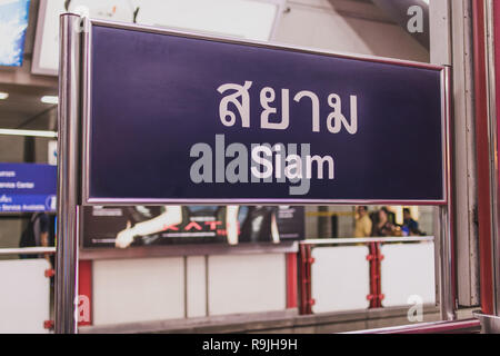 Lo Skytrain (metro) Stazione di segno di 'Siam' dalla stazione di Bangkok, Tailandia. Il testo tailandese dice la stessa cosa come l'inglese. Foto Stock