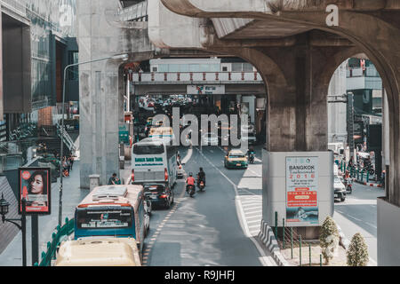 Inceppamento del traffico nella parte anteriore del Siam Center e Siam Discovery in corso per Rama mi incrocio nel centro della Piazza Siam Foto Stock