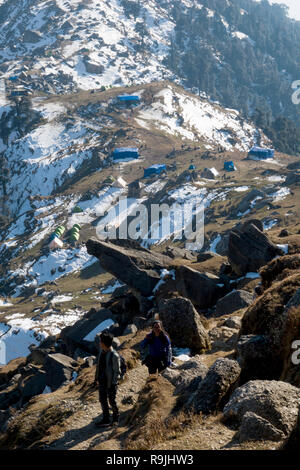 Campeggio a Triund del Dhauladhar varia in Himachel Pradesh, India Foto Stock