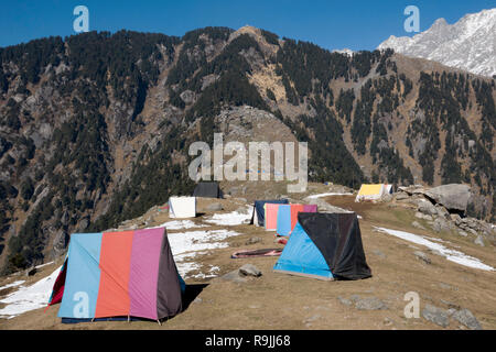 Campeggio a Triund del Dhauladhar varia in Himachel Pradesh, India Foto Stock