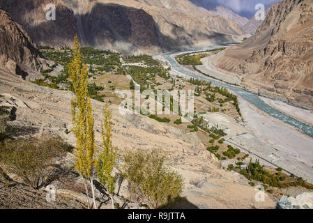 Il Balti villaggio di Turtuk, una volta che il Pakistan, ora parte del Ladakh, India, visto in autunno sotto il Karakoram gamma e il fiume Shyok Foto Stock