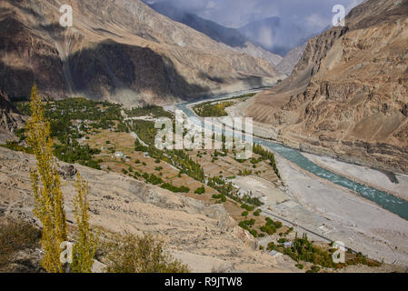 Il Balti villaggio di Turtuk, una volta che il Pakistan, ora parte del Ladakh, India, visto in autunno sotto il Karakoram gamma e il fiume Shyok Foto Stock