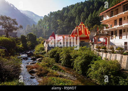 Kainchi Dham tempio e ashram vicino Nainital con paesaggio panoramico. Una popolare destinazione sacra per i turisti a Uttarakhand India. Foto Stock