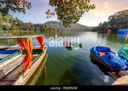 Bellissimo lago Naukuchiatal al tramonto con tourist barche a remi a Nainital Uttarakhand India. Foto Stock